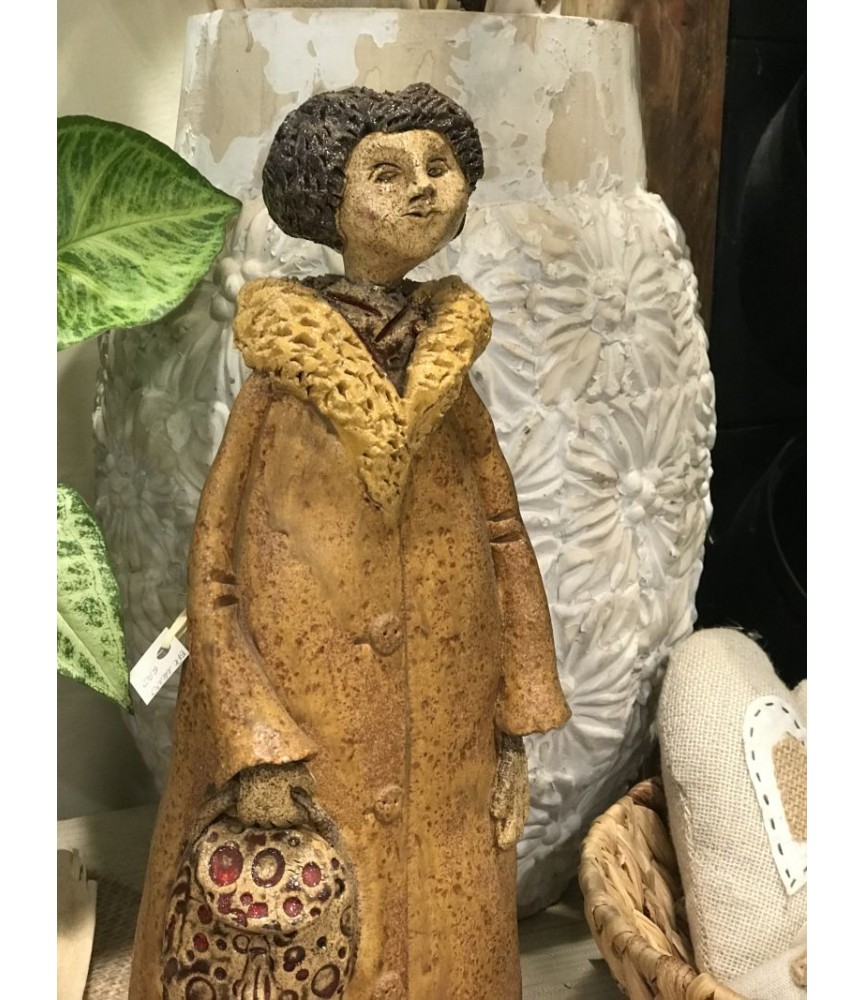 B.Postać ceramiczna - Kobieta z plecakiem